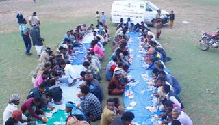 الهلال الأحمر الإماراتي ينظم إفطارا جماعيا بمنطقة مريس في الضالع