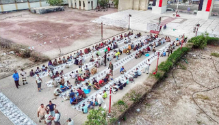 الهلال الأحمر الإماراتي ينظم إفطارا جماعيا في مدينة التواهي بعدن