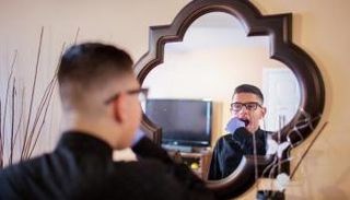 مراهق يفقد ضحكته بسبب ورم نادر