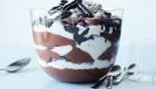 طريقة عمل الترايفل .. كيك وبسكويت وشوكولاتة