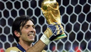 بوفون يحمل كأس العالم 2006