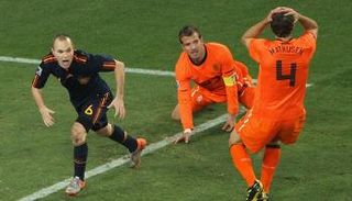 إنييستا يحتفل بهدف التتويج وسط حسرة هولندية