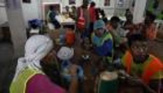 «بطاقة حمراء» للدوحة.. معرض يوثق مأساة العمال الأجانب في قطر