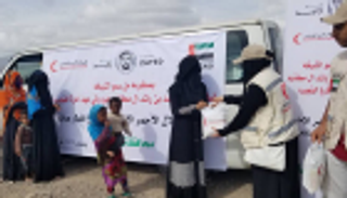 الهلال الأحمر الإماراتي يوزع 300 وجبة إفطار بمديرية الشعيب اليمنية
