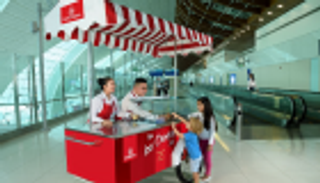 طيران الإمارات تقدم الآيس كريم لركابها في مطار دبي