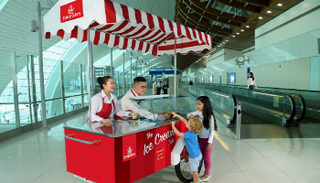 طيران الإمارات تقدم الآيس كريم لركابها في مطار دبي