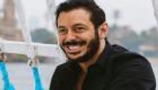 بالصور.. دموع مصطفى شعبان بمشهد لقاء طفله في "أيوب"