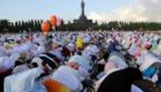 بالصور.. ملايين المسلمين حول العالم يؤدون صلاة عيد الفطر المبارك