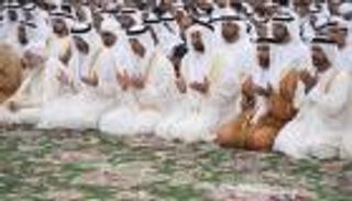 محمد بن زايد يؤدي صلاة عيد الفطر بجامع الشيخ زايد الكبير في أبوظبي