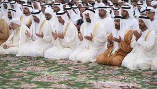 الشيخ محمد بن زايد آل نهيان يؤدي صلاة عيد الفطر بجامع الشيخ زايد الكبير في أبوظبي