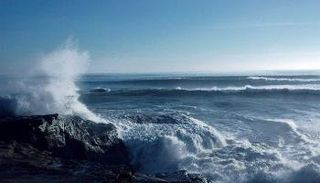 ارتفاع الموج يتراوح من 4 إلى 6 وقد يصل إلى 7 أقدام- أرشيفية