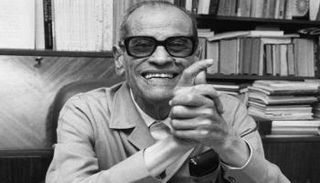 الأديب المصري الراحل نجيب محفوظ- أرشيفية