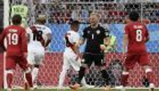 حارس الدنمارك يدخل تاريخ كأس العالم رفقة والده