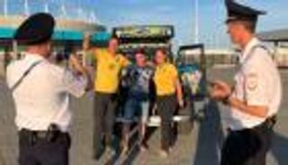 زوجان برازيليان يطوفان العالم ويتوقفان في روسيا لتشجيع "راقصي السامبا"