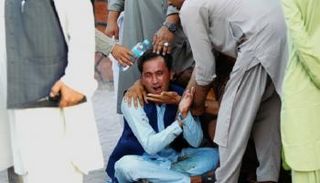 أفغاني يبكي بعد انفجار سيارة مفخخة في مدينة جلال أباد السبت