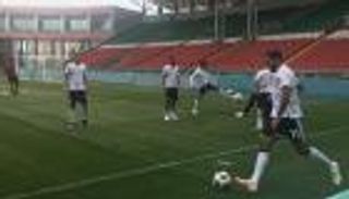 منتخب مصر يصل إلى بطرسبرج تحضيرا للقاء روسيا