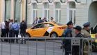 فيديو.. سيارة أجرة تصدم المارة بوسط موسكو تزامنا مع المونديال