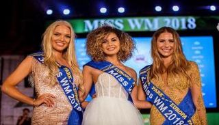 البلجيكية زوي برونيه تتوسط صاحبتي المركزين الثاني والثالث