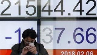 شاشة تعرض مؤشر نيكي الياباني - رويترز