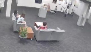 طفل يحطم قطعة فنية باهظة الثمن