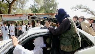 عناصر حركة طالبان أثناء احتفالها بوقف إطلاق النار