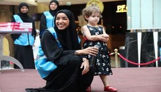 فريق بصمة سعادة التطوعي يرسم "بهجة العيد‎" في "العين مول"