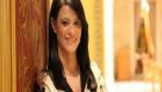 وزيرة مصرية تروج للسياحة وتدعم منتخب بلادها في كأس العالم