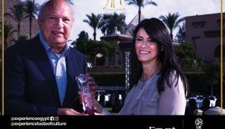 وزارة السياحة تهدي شعار الحملة للموسيقار عمر خيرت 