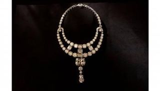 العقد غير مصنوع من الماس الحقيقي