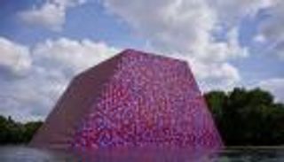 "مصطبة لندن".. فنان بلغاري يصمم هرما طافيا على بحيرة بحديقة هايد بارك