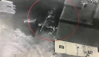 دبابة تابعة لمليشيا الحوثي الانقلابية في أحد أحياء الحديدة