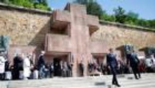 رد فعل حاد من ماكرون تجاه صبي خاطبه "بدون رسميات"