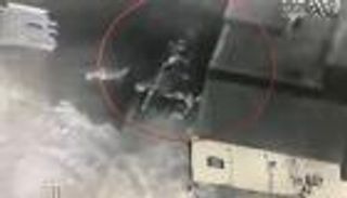 ميليشيات الحوثي تقصف الأحياء السكنية في الحديدة بالدبابات