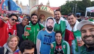 حرمته زوجته من حضور كأس العالم فتدخل أصدقاؤه لتحقيق أمنيته