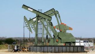 مضخة رفع النفط الخام من بئر في جنوب تكساس - رويترز