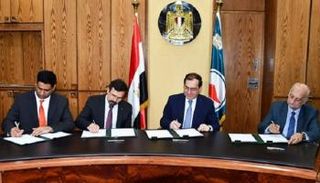 جانب من توقيع الاتفاقية - صورة وزعتها البترول المصرية