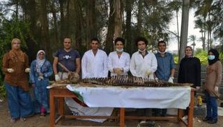 الفريق البحثي المصري بعد تشريح الدولفين