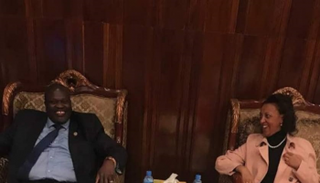 وزيرة الدولة بالخارجية الإثيوبية تستقبل مشار بمطار أديس أبابا