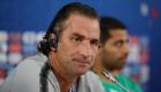 مدرب السعودية يشيد بأداء "الأخضر" رغم الخسارة من أوروجواي