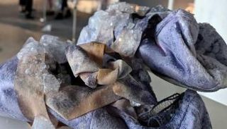 حذاء باليه مزين ببلورات تشكلت من العرق