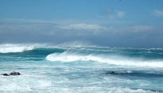 ارتفاع الموج يتراوح من 4 إلى 6 وقد يصل إلى 7 أقدام - أرشيفية