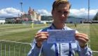 تذاكر العودة تشعل مشادة طريفة بين خضيرة وصحفي سويدي