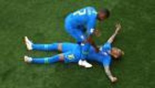 مدرب البرازيل يدافع عن نيمار بعد إسقاط كوستاريكا