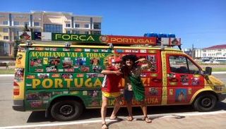 كارلوس بروم وبيدرو لوبيتو أمام سيارتهما