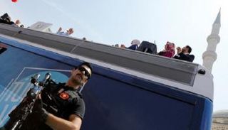 قناص تركي قرب منصة لـ أردوغان - الصورةمن رويترز