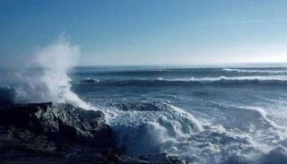  ارتفاع الموج يتراوح ما بين 5 - 7 وقد يصل إلى 8 أقدام - أرشيفية