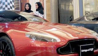 ساعات تفصل السعوديات عن تحدي القيادة