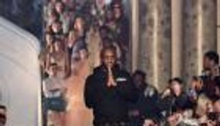 أسطورة الأزياء "فيرجيل أبلوه" يداعب أحلام الأمريكان من أصول أفريقية