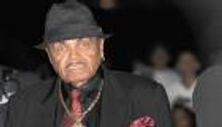 نقل والد مايكل جاكسون إلى المستشفى في حالة خطيرة