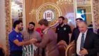 بالصور.. رئيس الشيشان يمنح محمد صلاح حق المواطنة الفخرية 